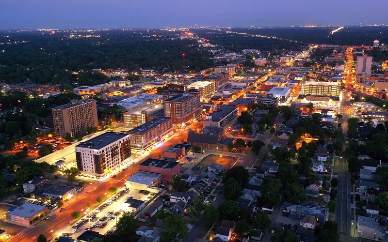 Downtown Royal Oak, MI with shops, restaurants, and pedestrians along Main Street near Woodward Avenue